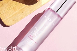 肌底液和爽膚水先用哪個(gè)？肌底液用在水之后