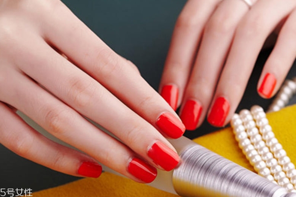 美甲容易掉是因為什么？指甲沒有磨光滑