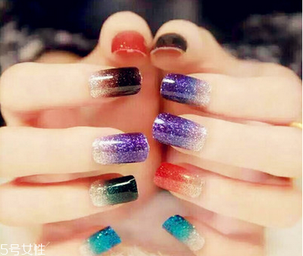 美甲容易掉是因為什么？指甲沒有磨光滑