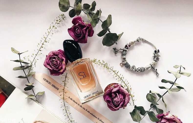 液體香水與固體香水哪個(gè)好？夏天用走珠香水最好