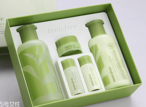 補(bǔ)水霜和爽膚水的區(qū)別 補(bǔ)水霜和爽膚水這樣用護(hù)膚效果好 補(bǔ)水霜和爽膚水的區(qū)別 補(bǔ)水霜和爽膚水這樣用護(hù)膚效果好