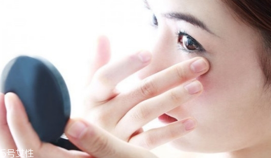 用眼霜之前要用水乳嗎 給眼部肌膚補(bǔ)給水分 用眼霜之前要用水乳嗎 給眼部肌膚補(bǔ)給水分