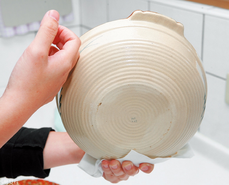 砂鍋怎么用不會(huì)裂 砂鍋的保養(yǎng)方法 砂鍋怎么用不會(huì)裂 砂鍋的保養(yǎng)方法