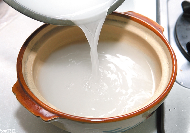 砂鍋怎么用不會(huì)裂 砂鍋的保養(yǎng)方法 砂鍋怎么用不會(huì)裂 砂鍋的保養(yǎng)方法