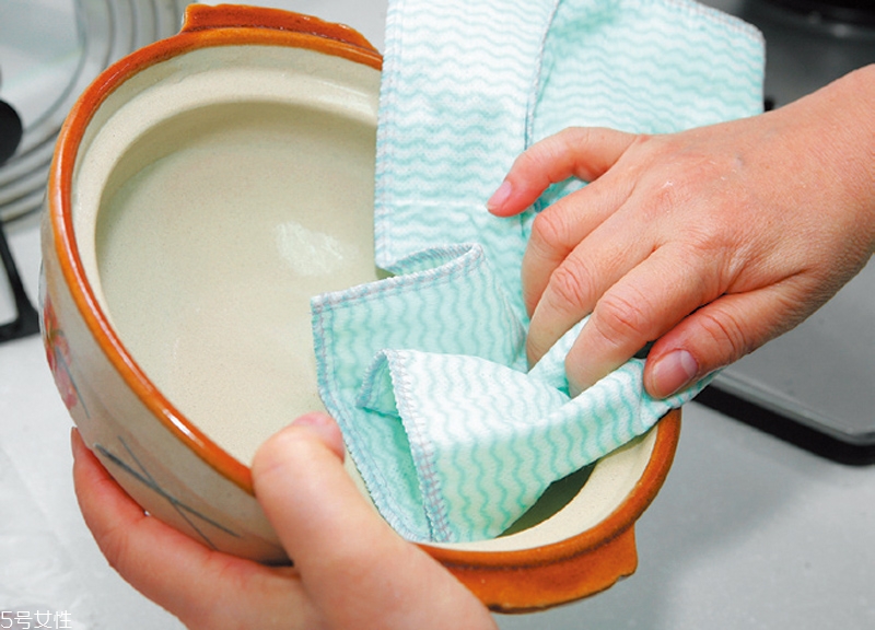 砂鍋怎么用不會(huì)裂 砂鍋的保養(yǎng)方法 砂鍋怎么用不會(huì)裂 砂鍋的保養(yǎng)方法