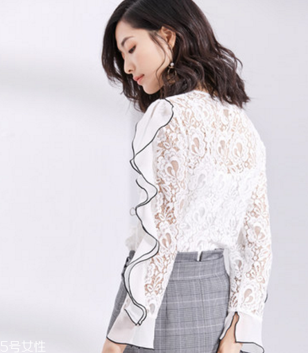 荷葉邊上衣怎么搭配？少女路線必備款