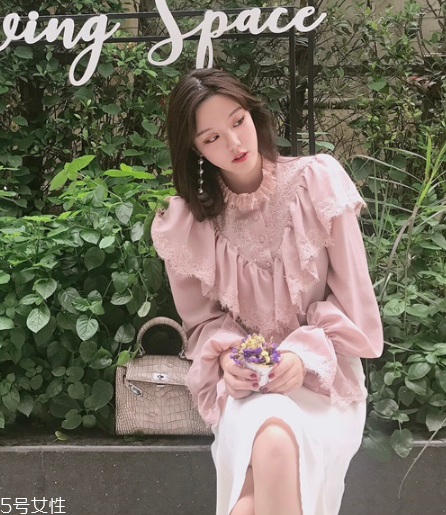 荷葉邊上衣怎么搭配？少女路線必備款