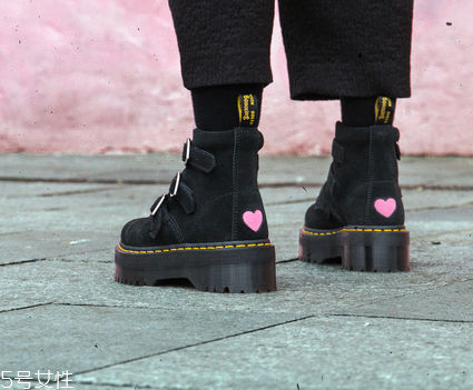 lazy oaf與dr.martens聯(lián)名厚底馬丁靴多少錢(qián)_在哪買(mǎi)？