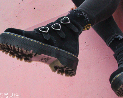 lazy oaf與dr.martens聯(lián)名厚底馬丁靴多少錢(qián)_在哪買(mǎi)？