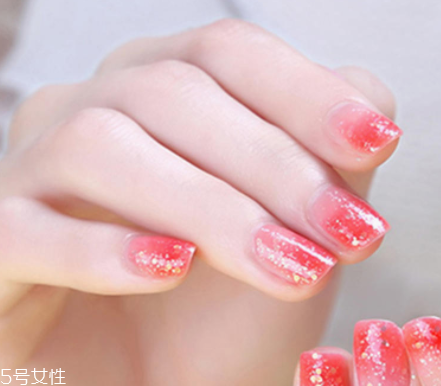 美甲的形狀和顏色怎么搭配？劍型指甲適合紅與黑