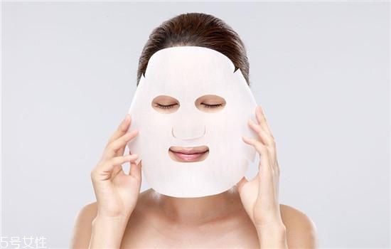 面膜上的塑料紙要不要拿掉？可以蓋在面膜上