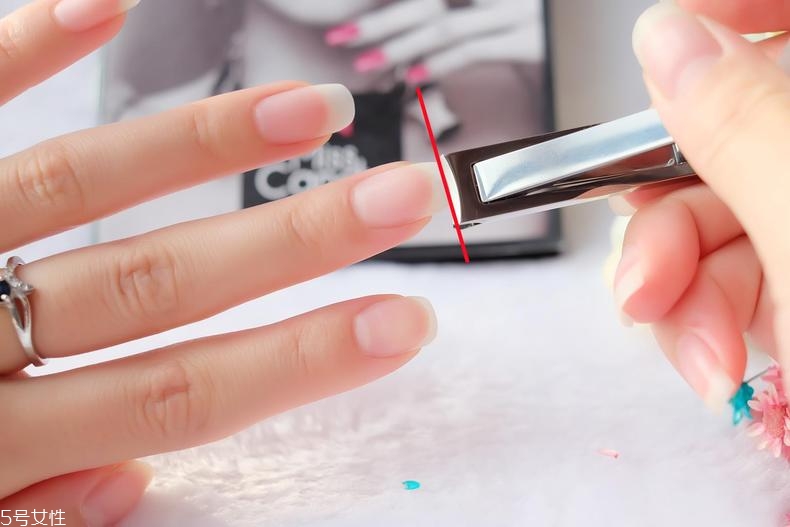 美甲的形狀和顏色怎么搭配？劍型指甲適合紅與黑