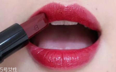 春天適合什么唇妝？4款簡單易上手的撩動唇色