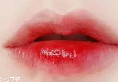 春天適合什么唇妝？4款簡單易上手的撩動唇色