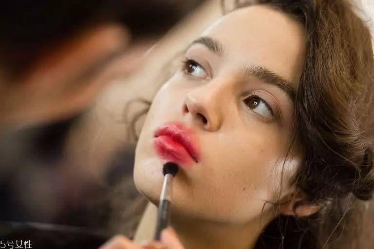 春天適合什么唇妝？4款簡單易上手的撩動唇色