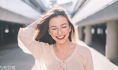 春季頭發(fā)變干枯是怎么回事？枯草發(fā)量拯救指南