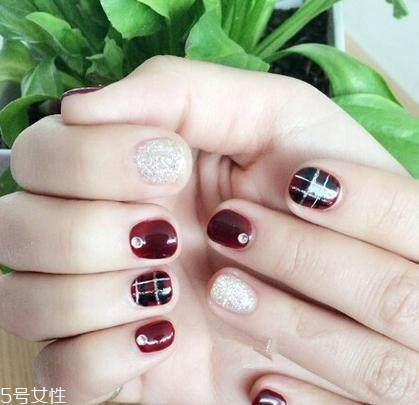 美甲的形狀和顏色怎么搭配？劍型指甲適合紅與黑