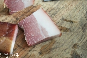 煙熏臘肉是熟的嗎？是生肉腌制的