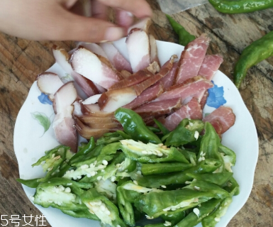 煙熏臘肉是熟的嗎？是生肉腌制的