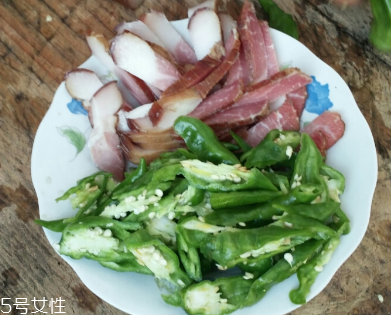 煙熏臘肉是熟的嗎？是生肉腌制的