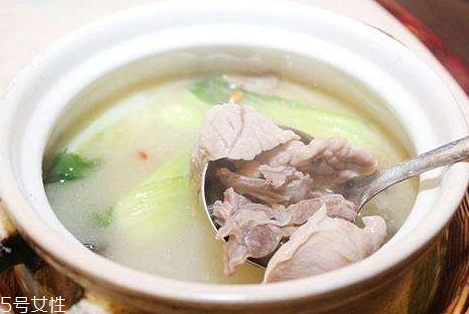 天麻能和蘿卜一起吃嗎 可以一起燉排骨湯 天麻能和蘿卜一起吃嗎 可以一起燉排骨湯