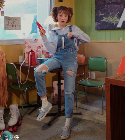 背帶褲怎么穿好看？清新減齡的春日穿搭