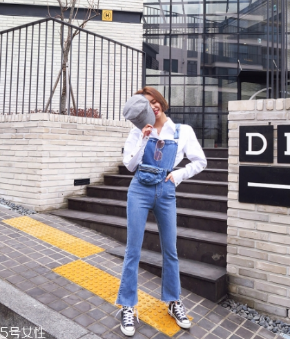 背帶褲怎么穿好看？清新減齡的春日穿搭