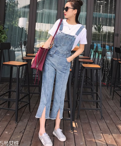 背帶褲怎么穿好看？清新減齡的春日穿搭