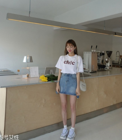 牛仔裙配什么上衣？最經(jīng)典的時(shí)尚穿搭