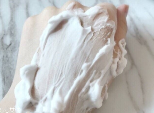 潔面泡沫能卸妝嗎？