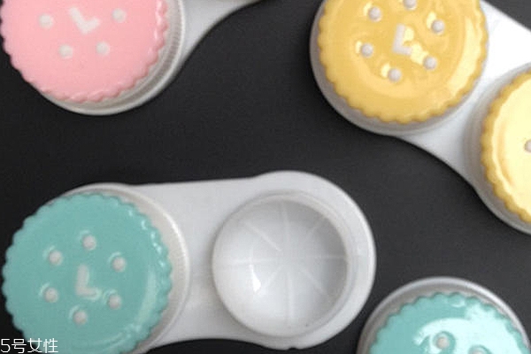 美瞳直接用水沖洗會(huì)怎樣？佩戴美瞳的3個(gè)錯(cuò)誤