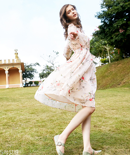 看櫻花穿什么裙子好看？清新美裙最相宜