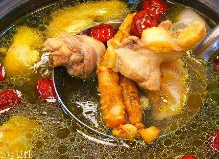 天麻燉雞可以放姜嗎 放姜能夠去掉雞的腥味 天麻燉雞可以放姜嗎 放姜能夠去掉雞的腥味