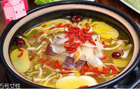 天麻燉雞可以放姜嗎 放姜能夠去掉雞的腥味 天麻燉雞可以放姜嗎 放姜能夠去掉雞的腥味