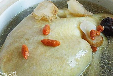 天麻燉雞可以放紅棗嗎 當(dāng)然可以 天麻燉雞可以放紅棗嗎 當(dāng)然可以