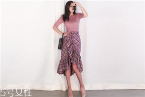 格子裙搭配什么上衣？俏皮少女范兒