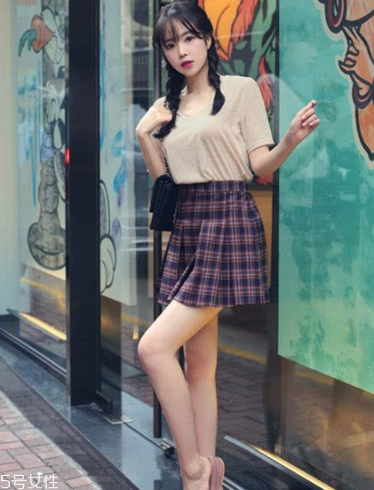 格子裙搭配什么上衣？俏皮少女范兒