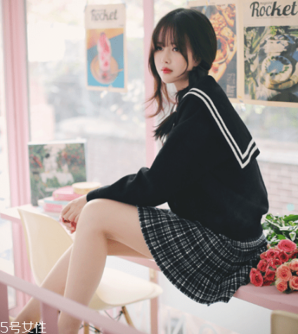 格子裙搭配什么上衣？俏皮少女范兒