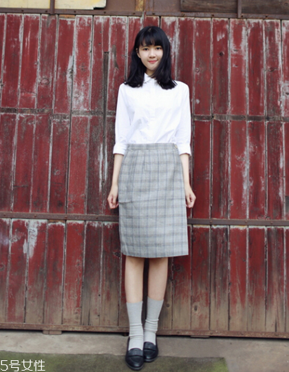 格子裙搭配什么上衣？俏皮少女范兒