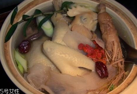 天麻燉雞用多少天麻 一個人的用量十到十五克 天麻燉雞用多少天麻 一個人的用量十到十五克