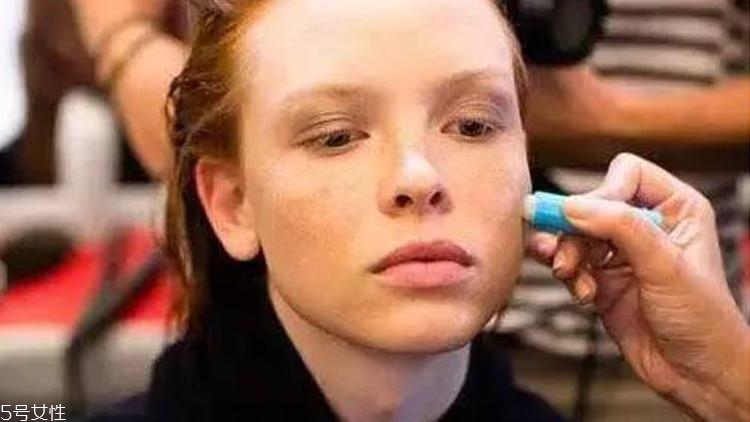 沒有卸妝油拿什么卸妝？含油物品能卸妝