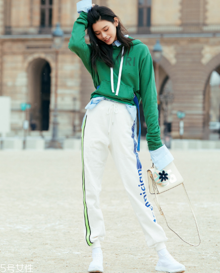 白褲子怎么搭配衣服好看？跟著明星學(xué)穿搭