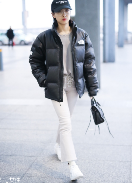 白褲子怎么搭配衣服好看？跟著明星學(xué)穿搭