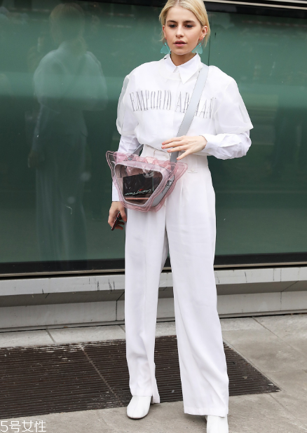 白褲子怎么搭配衣服好看？跟著明星學(xué)穿搭