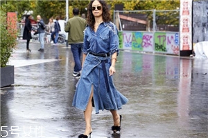 開衩裙應(yīng)該怎么搭配？秀出性感美腿