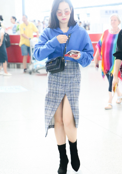 開衩裙應(yīng)該怎么搭配？秀出性感美腿