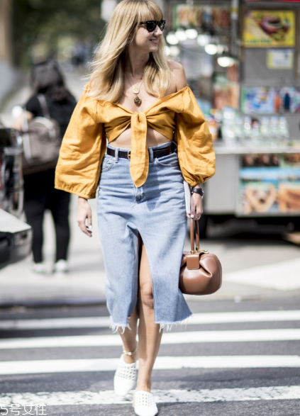 開衩裙應(yīng)該怎么搭配？秀出性感美腿