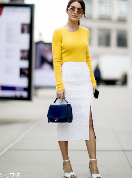 開衩裙應(yīng)該怎么搭配？秀出性感美腿