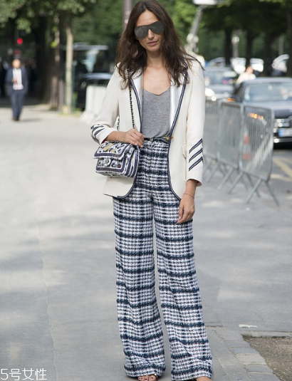 格紋褲子配什么上衣？最拉風(fēng)的春日穿搭