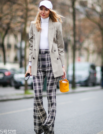 格紋褲子配什么上衣？最拉風(fēng)的春日穿搭